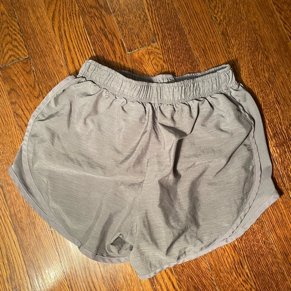 Gray Nike shorts in a size XS - Picture 2 of 4